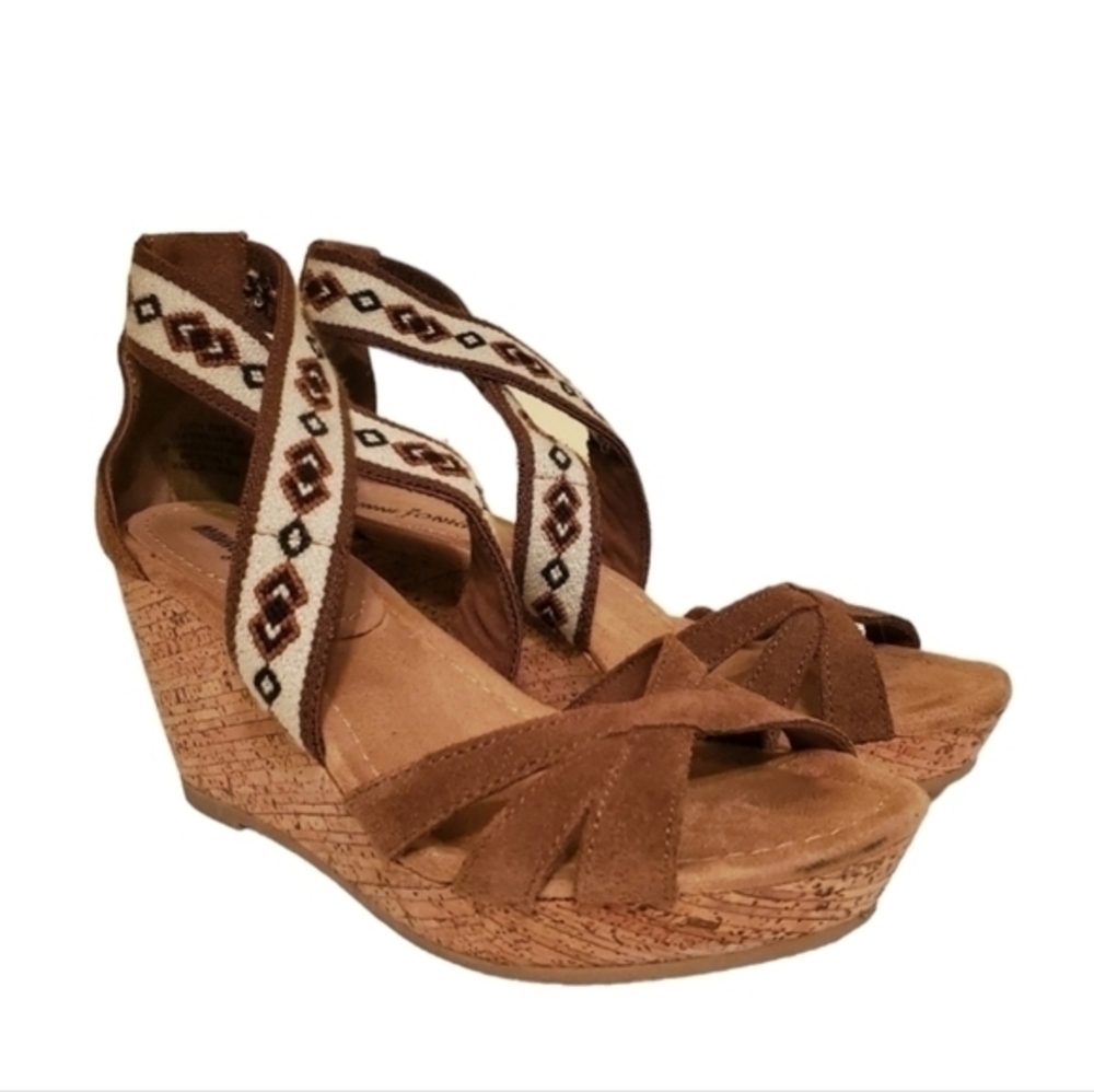 MINNETONKA DREW LEATHER WEDGE SANDALS